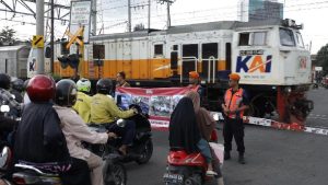 Equityworld Futures Surabaya | PT KAI Tanggapi Mobil Terobos Palang Kereta di Yogya