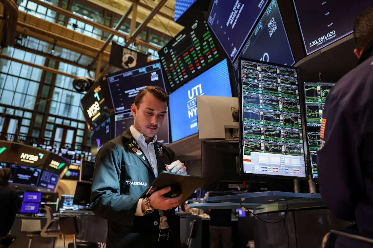 Equity World Futures Surabaya – Wall Street Bergerak Mixed, Saham Teknologi Tertekan di Tengah Pantauan Konflik Iran