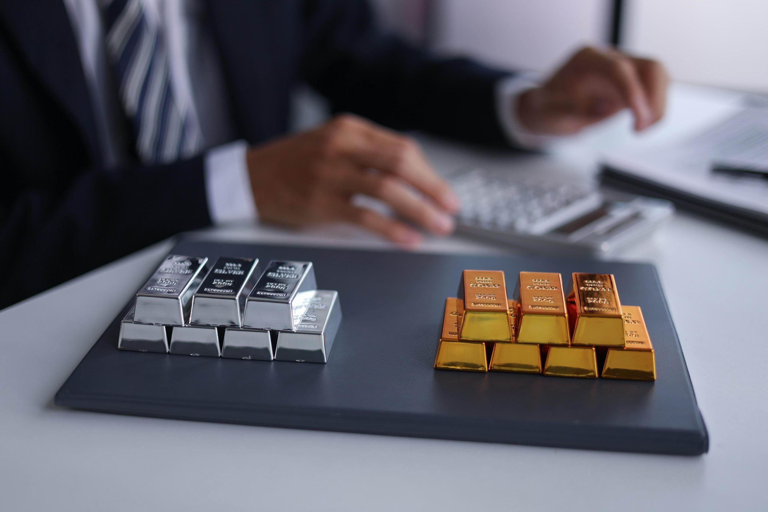 Equity World Futures Surabaya – Harga Emas Anjlok Ditekan Penguatan Dolar AS dan Imbal Hasil Obligasi